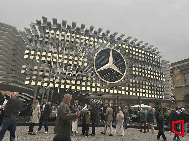 9일(현지시간) 독일 뮌헨 시내에 설치된 합동 전시장인 오픈스페이스 내 메르세데스-벤츠 전시장. 오현길 기자