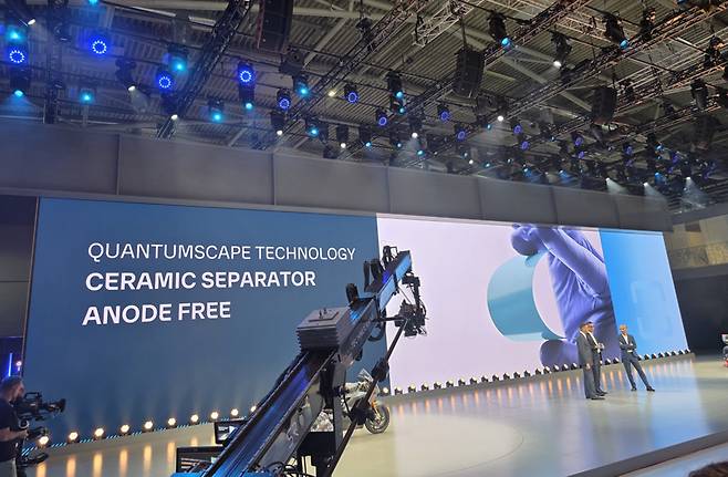 폭스바겐이 8일(현지 시간) '뮌헨 IAA 모빌리티쇼'에서&nbsp; QSE-5 솔리드 스테이트 셀(전고체배터리)을 탑재한 두카티 V21L 순수 전기 모터싸이클을 공개하고 전고체배터리 라이브 시연을 진행했다.