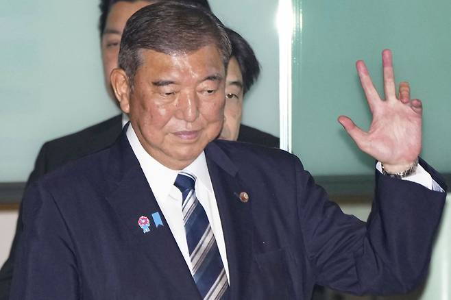 9월 7일 이사바 시게루 일본 총리가 사임발표를 하기위해 총리관저에 도착하고 있다./교도=ap연합뉴스