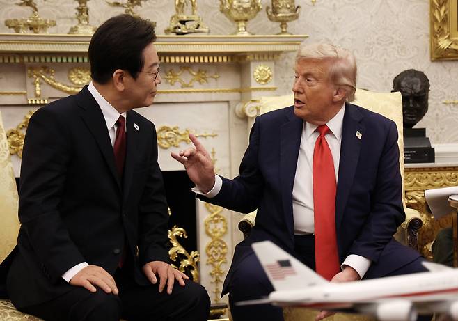 이재명 대통령과 도널드 트럼프 미국 대통령이 8월 25일(현지 시간) 미국 워싱턴DC 백악관에서 한미 정상회담을 하고 있다. /뉴시스