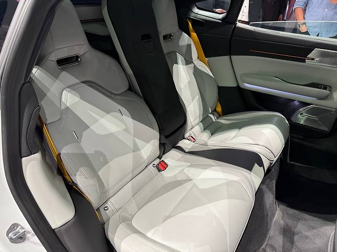폴스타5의 2열. 운전석·조수석과 같이 1인 시트 두 개가 뒷자리에 탑재돼 있다./이윤정 기자