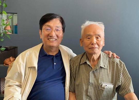 노영민 전 대통령 비서실장이 최근 단양군을 방문해 92세인 민주당 이규양 고문을 만나고 있다. 노영민 페이스북 캡처