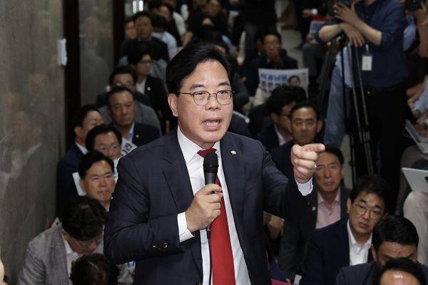 내란 특검이 국민의힘 원내대표실에 대한 압수수색을 시도한 지난 3일 오후 서울 여의도 국회 국민의힘 원내대표실 앞에서 무기한 농성중인 송언석 원내대표가 입장을 밝히고 있다. ⓒ뉴시스