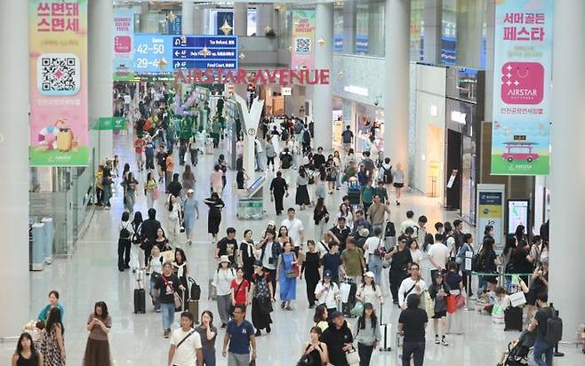 인천국제공항 제1터미널 면세구역에 여행객들이 붐비고 있다.ⓒ뉴시스