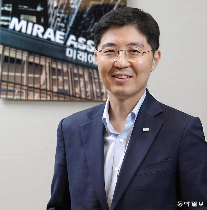 김진호 미래에셋증권 상품컨설팅본부장이 4일 서울 중구 미래에셋증권 본사에서 동아일보와 인터뷰를 하는 모습. 김 본부장은 은행 예·적금 상품보다 안전하면서도 더 높은 금리 혜택을 누릴 수 있는 개인투자용 국채의 장점을 강조했다. 변영욱 기자 cut@donga.com