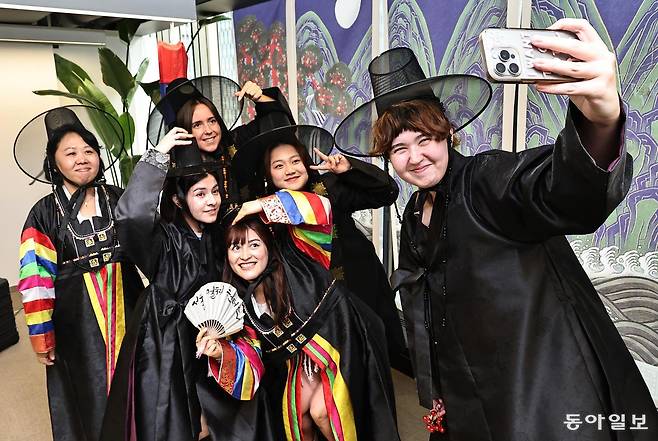 3일 오후 서울 종로구 서울관광재단 서울컬처라운지포토존에서 관광객들이 검은 도포와 갓을 착용한 채 기념 촬영을 하고 있다. 양회성 기자 yohan@donga.com