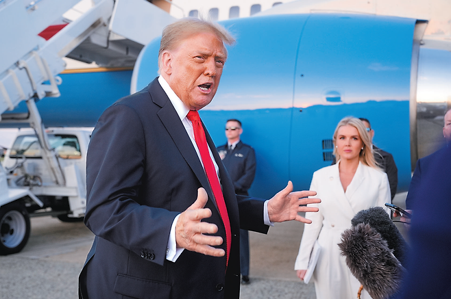 도널드 트럼프 미국 대통령(왼쪽)이 7일(현지 시간) 메릴랜드주 캠프스프링스의 앤드루스 합동 기지에서 “배터리, 컴퓨터, 선박 건조 분야의 숙련된 해외 기술자들을 데려와 미국인 근로자를 훈련시키겠다”는 뜻을 밝혔다. 캠프스프링스=AP 뉴시스