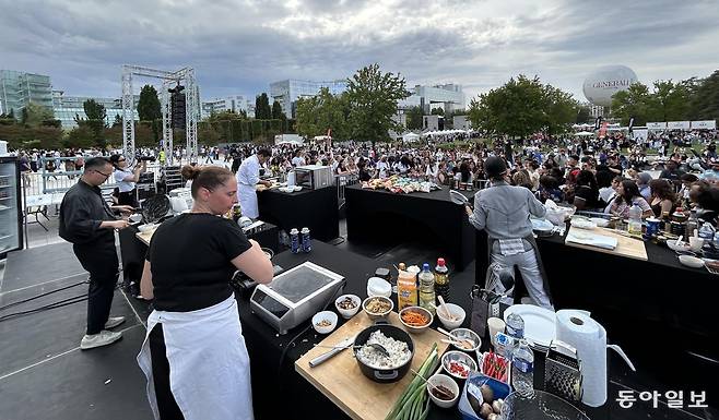 6일(현지 시간) 프랑스 파리 앙드레시트로엥 공원에서 한국 ‘전통 장’을 주제로 한 요리 경연대회가 열렸다. 이 대회는 올해 5회를 맞은 ‘K스트리트 페스티벌’의 한 행사다. 파리=유근형 특파원 noel@donga.com