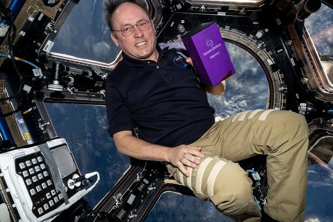 ISS에서 스페이스린텍의 BEE-PC1을 들고 있는 NASA 우주비행사 마이클 핀케(Michael Fincke). 스페이스린텍 제공
