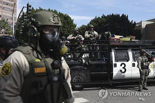 지난 6월 미 LA에서 이민 단속 반대 시위 경계하는 경찰들. AP 연합뉴스 자료사진
