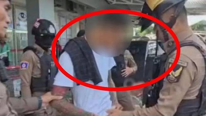 태국의 한 쇼핑몰 앞에서 한국인 남성이 80대 영국인을 폭행했다.(사진=태국매체 혼끼사에 캡쳐)