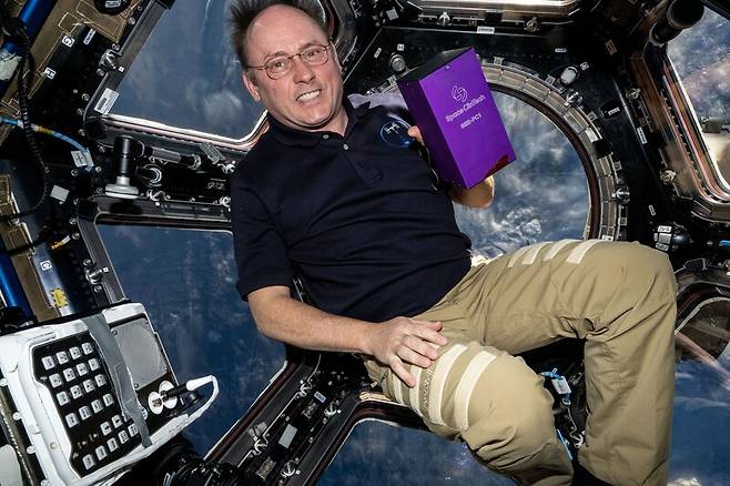 미국항공우주국 우주비행사 마이클 핀케가 국제우주정거장에서 스페이스린텍의 우주의약 연구모듈 ‘BEE-PC1’을 들어보이고 있다. 이 모듈은 우주비행사의 개입 없이 자동화 시스템으로 작동한다. 스페이스린텍 제공