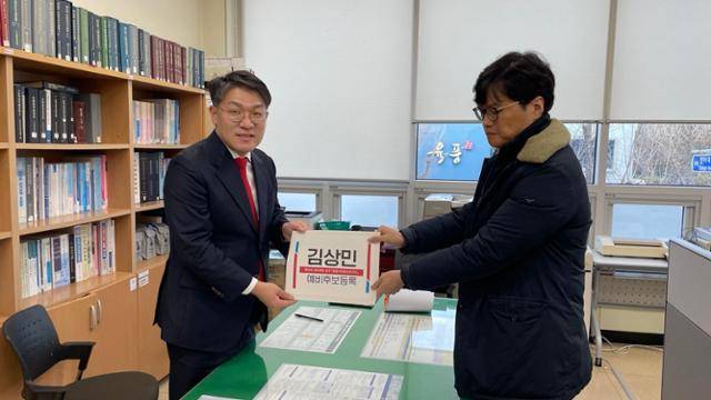 김상민(왼쪽) 전 검사가 지난해 1일 9일 경남 창원시 창원시의창구선거관리위원회에서 제22대 국회의원 선거 예비후보자 등록 서류를 선관위 관계자에게 전달하고 있다. 뉴스1