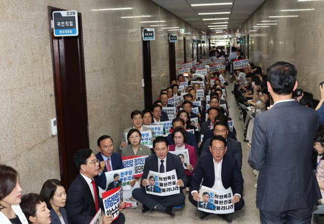 계엄 해제 표결 방해 의혹 관련 조은석 내란·외환 특별검사팀의 국민의힘 원내대표실 압수수색 시도가 이뤄진 3일 국민의힘 의원들이 서울 여의도 국회 원내대표실 앞에서 긴급의원총회를 열고 피케팅을 하고 있다. 연합뉴스