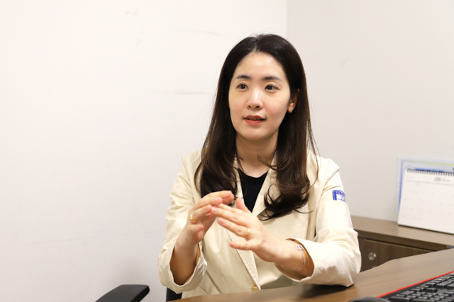 5일 서울 은평구 은평성모병원에서 김정은 피부과 교수가 원형탈모 증상에 대해 설명하고 있다. 은평성모병원 제공