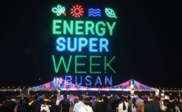 8월 27일 부산 수영구 광안리해수욕장에서 '에너지 슈퍼 위크 인 부산'을 주제로 한 드론 라이트쇼가 펼쳐지고 있다. 부산=연합뉴스