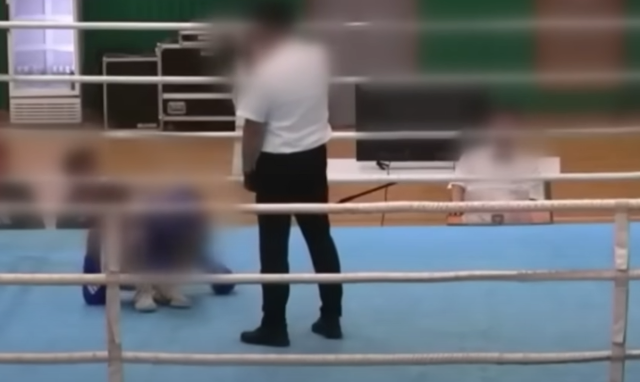 3일 제주도에서 열린 대통령배 복싱대회 도중 중학생 A군이 상대 선수로부터 난타당한 뒤 링 위에 쓰러져 있다. JTBC '사건반장' 영상 캡처