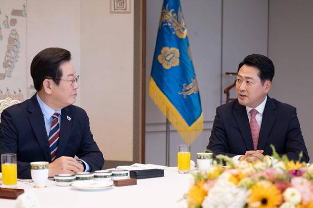 이재명(왼쪽) 대통령이 8일 서울 용산 대통령실 청사에서 열린 여야 지도부 오찬 회동 중 장동혁 국민의힘 대표의 모두 발언을 듣고 있다. 대통령실 제공