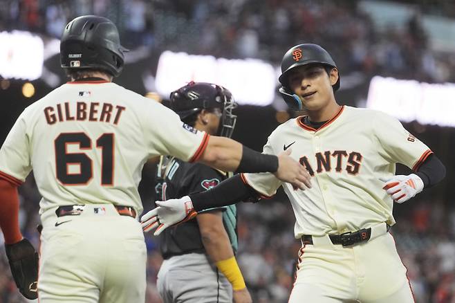 <yonhap photo-2641=""> San Francisco Giants' Jung Hoo Lee, right, celebrates after hitting a two-run home run that also scored Drew Gilbert (61) during the second inning of a baseball game against the Arizona Diamondbacks in San Francisco, Monday, Sept. 8, 2025. (AP Photo/Jeff Chiu)/2025-09-09 11:35:37/ <저작권자 ⓒ 1980-2025 ㈜연합뉴스. 무단 전재 재배포 금지, AI 학습 및 활용 금지></yonhap>