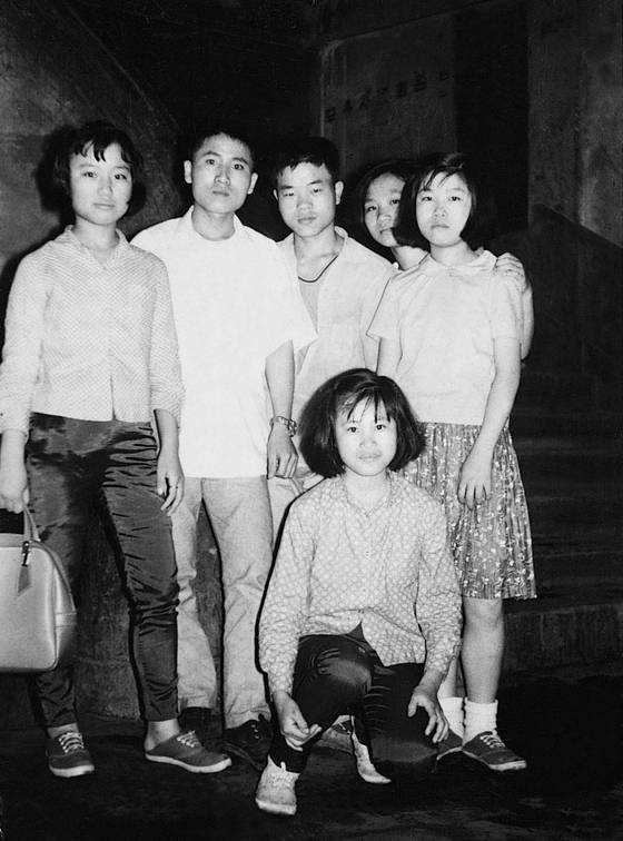 1965년 평화시장에 견습공으로 갓 취업했을 때 동료들과 함께한 전태일(뒷줄 왼쪽에서 셋째). 그는 당시 열악했던 근로 조건을 바꾸는 데 온몸을 던졌다. [사진 전태일기념관, 중앙포토]