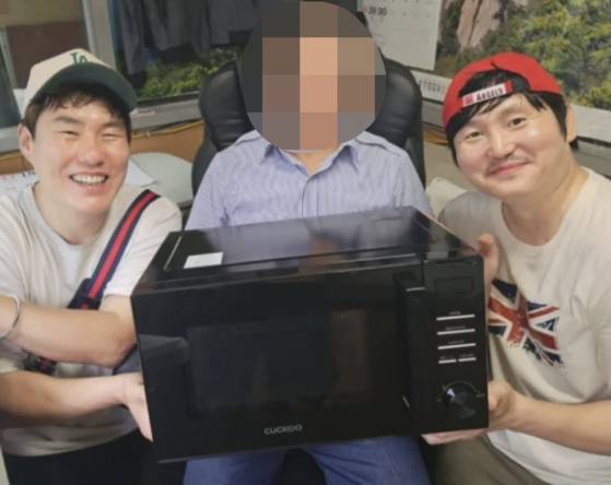 '좋아요 100개'를 달성해 경비실 전자레인지를 꿔주는 모습. 김대범 인스타그램