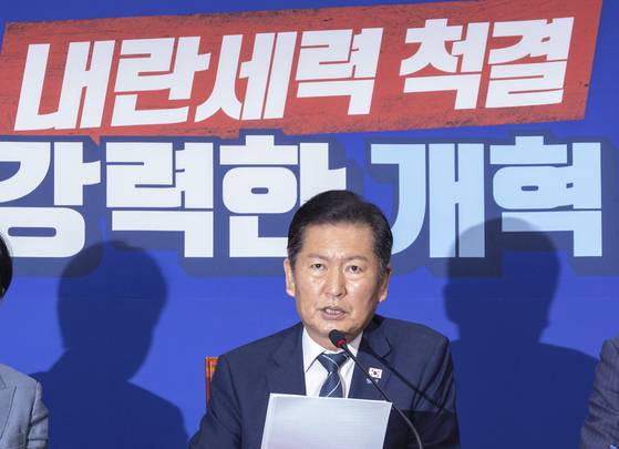 더불어민주당 정청래 대표가 8일 국회에서 열린 최고위원회에서 전날 열린 당정대 고위급 협의에서 결정에 따라 9월 국회에서 신속히 처리할 정부 조직법 신속 처리와 관련한 발언을 하고 있다. 연합뉴스