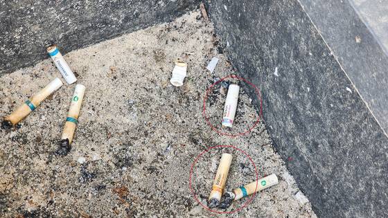 미 이민당국의 대규모 단속을 이뤄진 미국 조지아주 엘라벨 현대차-LG에너지솔루션 공장 인근에 있는 게스트하우스의 재떨이에 한국산 담배 꽁초가 놓여 있다. 이곳에 있다 체포된 근로자들이 단기간 머물렀음을 의미한다. 서배나=강태화 특파원