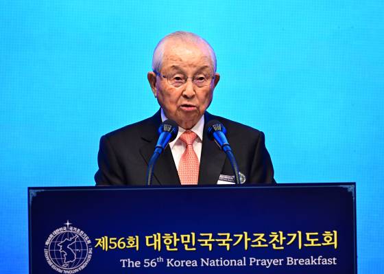 극동방송 이사장직을 맡고 있는 김장환 목사가 지난해 11월 서울 중구 신라호텔에서 열린 제56회 국가조찬기도회에서 설교하고 있다. 대통령실사진기자단