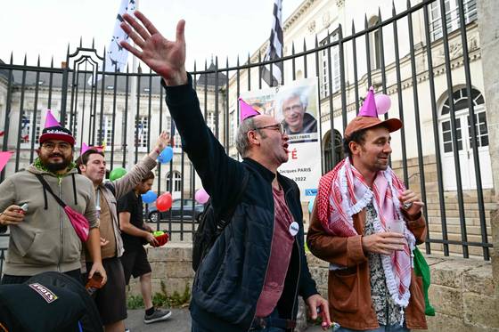 8일(현지시간) 프랑수아 바이루 프랑스 총리의 신임 투표를 앞두고 낭트 시청 앞에 꼬깔모를 쓴 시위대가 "바이루 작별 파티" 시위를 벌이고 있다. AFP=연합뉴스