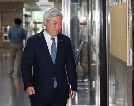 조국혁신당 서왕진 의원이 9일 서울 여의도 국회에서 열린 의원총회에 참석하고 있다. 연합뉴스