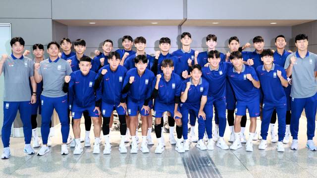 ▲ 한국 20세 이하 축구 국가대표팀 선수단이 8일 인천국제공항에서 2025 FIFA U-20 월드컵 출전을 위해 칠레로 출국하기에 앞서 필승을 다짐하고 있다. 연합뉴스