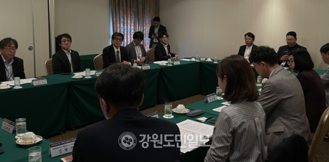 ▲ 9일 일본 홋카이도 쿠시로 ANA 크라운 플라자 호텔에서  ‘강원-북해도 특별자치 국제세미나’가 열린 가운데, 참석자들이 세미나에 앞서 차담을 나누고 있다. 이정호 기자