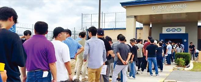 < 구금된 동료 보러 왔는데…이틀째 허탕 > 7일(현지시간) 미국 조지아주 포크스턴의 이민세관단속국(ICE) 구치소 앞에 구금된 직원들을 면담하려는 한국 기업 관계자 등 100여 명이 길게 줄을 섰다. ICE 구치소는 주말 이틀만 면회를 허용하는데, 이날 직원 면담에 성공한 협력사 직원은 20여 명에 불과했다.  연합뉴스