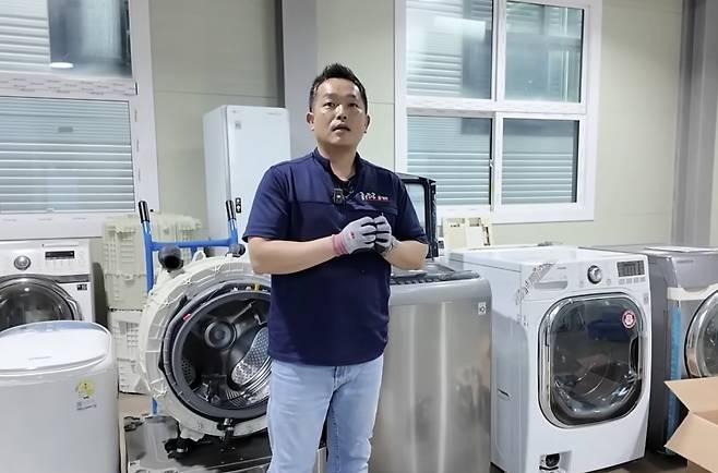 이승훈 좋은하루케어 대표가 지난 1일 공개된 유튜브 채널 지식인사이드 영상에서 통돌이 세탁기와 드럼 세탁기의 차이에 관해 설명하고 있다. 사진=지식인사이드 유튜브 채널 영상 갈무리