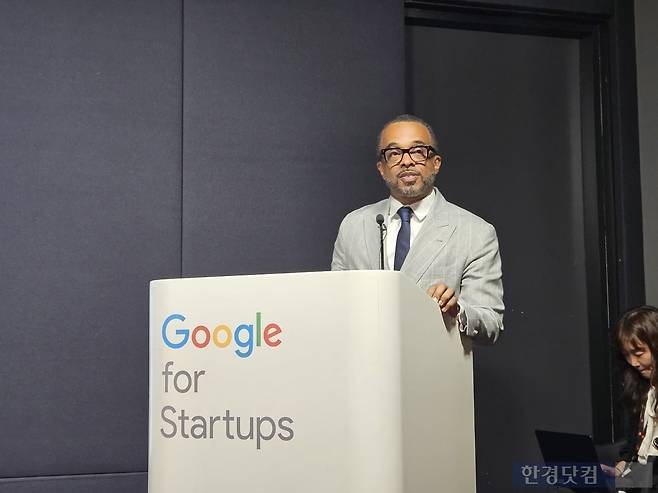 크리스 터너 구글 대외협력 정책 지식·정보 부사장이 9일 서울 강남구 오토웨이타워에서 열린 '구글 지도 기자 간담회'에서 발표하고 있다. 사진=박수빈 기자