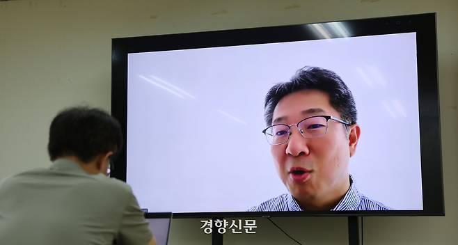 이강국 일본 리쓰메이칸대 경제학부 교수가 지난 5일 경향신문과 화상 인터뷰를 하고 있다. 강윤중 기자