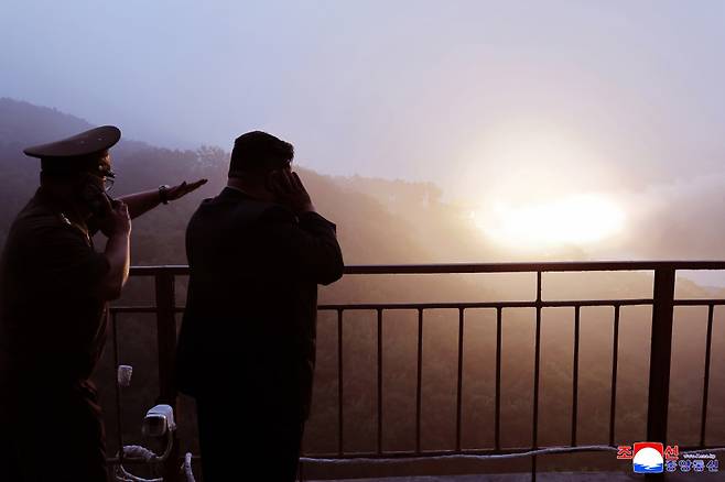 북한이 8일 김정은 국무위원장이 참관한 가운데 미사일총국이 화학재료연구원과 함께 탄소섬유복합재료를 이용한 대출력 고체발동기(엔진) 지상분출시험을 또다시 진행했다고 조선중앙통신이 9일 보도했다. 연합뉴스