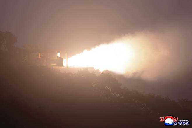 북한이 8일 김정은 국무위원장이 참관한 가운데 미사일총국이 화학재료연구원과 함께 탄소섬유복합재료를 이용한 대출력 고체발동기(엔진) 지상분출시험을 또다시 진행했다고 조선중앙통신이 9일 보도했다. 연합뉴스