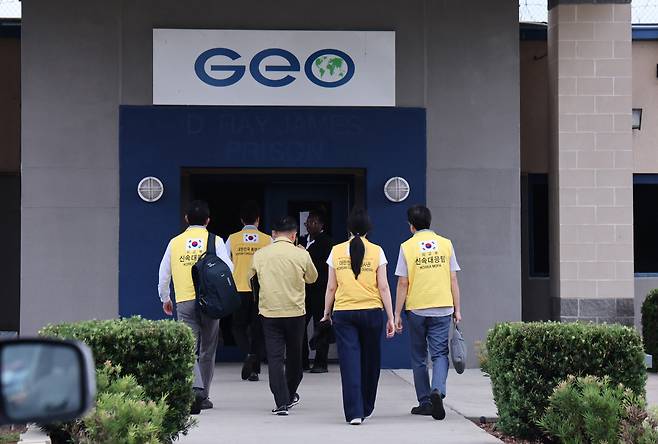 한국인 구금시설에 들어가는 외교부 신속대응팀 외교부 신속대응팀이 8일(현지시간) 미국 당국의 단속으로 현대차그룹·LG에너지솔루션 배터리 공장 건설 현장 한국인 직원들이 구금된 조지아주 포크스턴의 이민세관단속국(ICE) 구금시설로 들어가고 있다. 연합뉴스