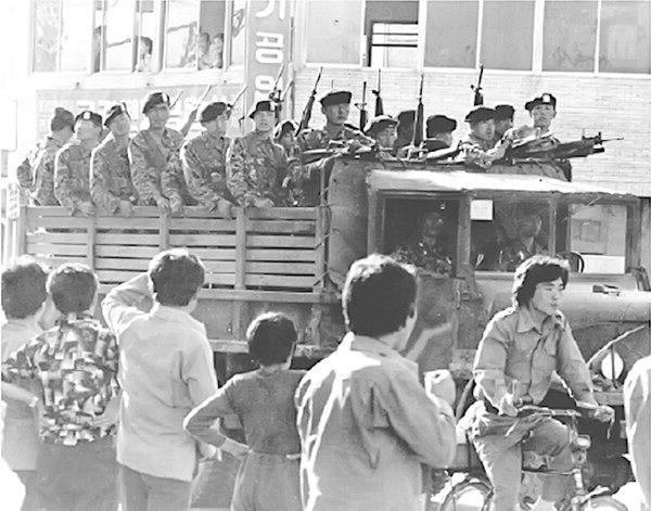 1979년 10월 16일 부마민주항쟁 진압을 위해 총을 들고 부산 도심으로 진입하는 군인들. 부마민주항쟁기념재단 제공