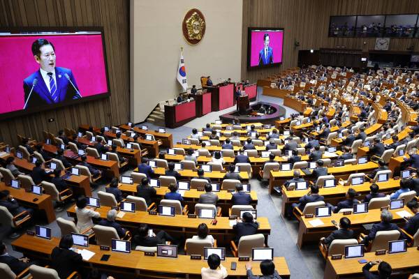 9일 국회 본회의에서 의원들이 더불어민주당 정청래 대표의 교섭단체 대표 연설을 듣고 있다.