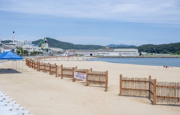 연안 정비 사업으로 올해 재개장한 사하구 다대포 동측 해수욕장 전경.  국제신문DB