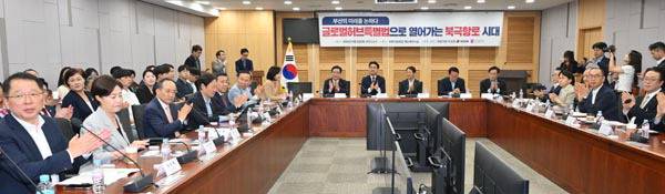 국민의힘 이성권 의원과 부산시가 공동주최한 ‘글로벌허브특별법으로 열어가는 북극항로 시대’ 세미나가 9일 국회에서 열려 참석자들이 박수를 치고 있다.  김정록 기자 ilro12@kookje.co.kr