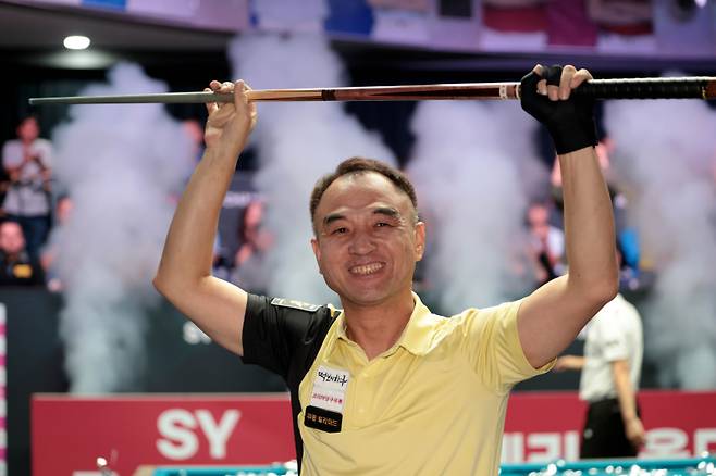 생애 첫 프로당구 PBA 정상에 오른 이승진이 우승을 확정한 후 큐를 번쩍 들고 환호하는 모습. PBA 제공