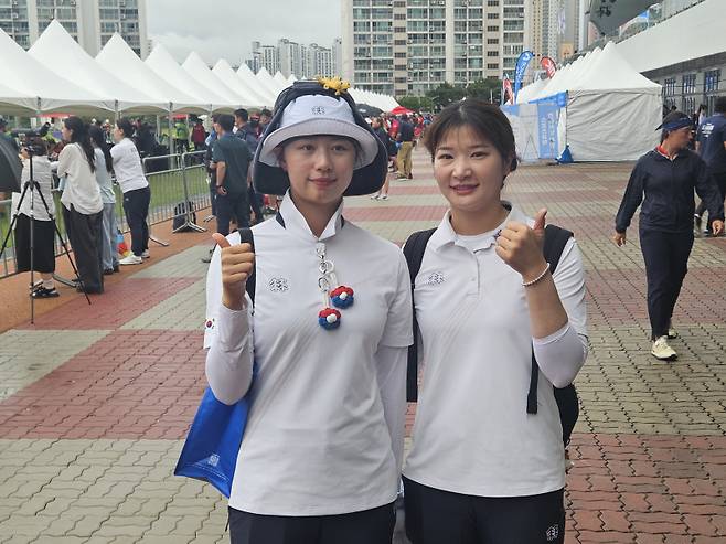 임시현(왼쪽)과 강채영이 9일 광주 국제양궁장에서 열린 2025 광주 세계양궁선수권대회 4강이 끝난 뒤 쿠키뉴스와 인터뷰를 하고 있다. 송한석 기자