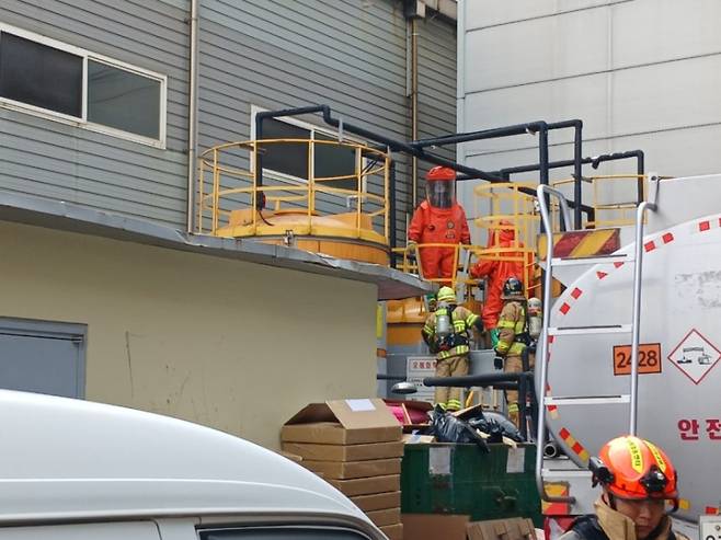 현장 조치 중인 소방 당국. 인천소방본부 제공