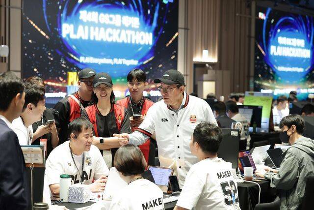 허태수 GS그룹 회장이 8일 서울 강남에서 열린 제4회 GS그룹 해커톤에 참석해 직원들과 대화하고 있다. 이번 대회에는 역대 최대 규모인 256개 팀, 837명이 참여했다. 연합뉴스