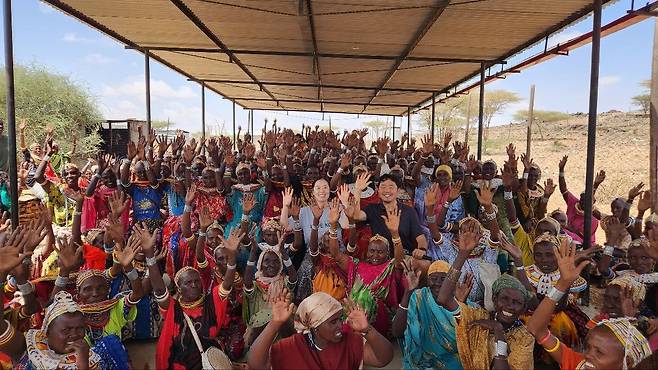 한지선 최인호 선교사(가운데)가 과부사역으로 돕고 있는 270명의 과부들과 월말 모임을 가진 후 찍은 단체 사진.