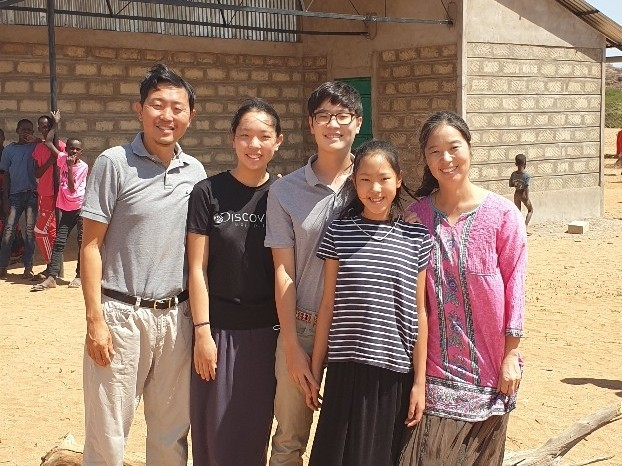 (왼쪽부터) 최인호 선교사, 성아, 성민, 성연, 한지선 선교사.