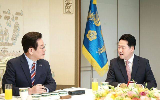 이재명 대통령과 장동혁 국민의힘 대표가 8일 서울 용산구 대통령실 청사에서 여야 지도부 오찬 도중 대화를 하고 있다. 이 대통령은 오찬 뒤 장 대표와 30분간 독대하며 정치 복원을 주제로 대화했다. 김지훈 기자